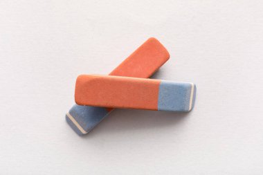 Beyaz arkaplanda okul silgileri