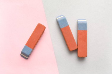 Renk arkaplanındaki okul silgileri