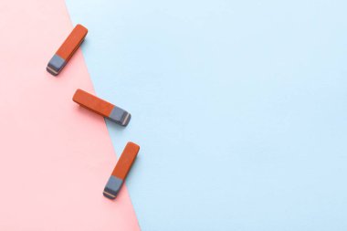 Renk arkaplanındaki okul silgileri