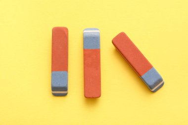 Sarı arka planda okul silgileri