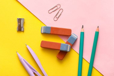 Renk arkaplanında kırtasiye malzemesi olan silgi