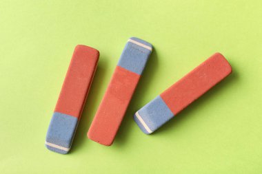 Yeşil arkaplanda okul silgileri