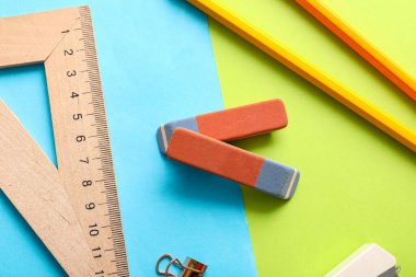 Renk arkaplanında kırtasiye malzemesi olan silgi