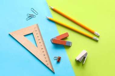 Renk arkaplanında kırtasiye malzemesi olan silgi