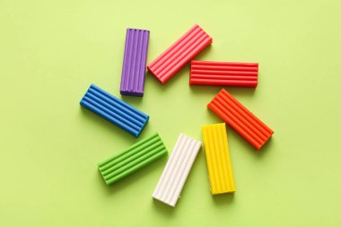 Yeşil arkaplanda renkli plastikler