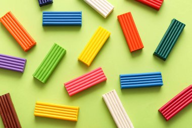 Yeşil arka planda birçok renkli plastiksi