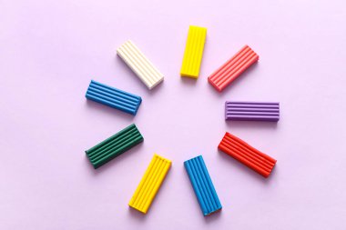 Leylak arka planında renkli plastikten yapılmış çerçeve