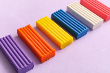 Leylak arka planında renkli plastikler