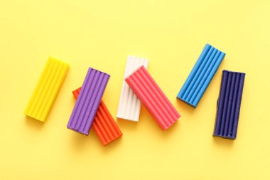 Sarı arkaplanda renkli plastikler