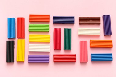 Pembe arka planda bir sürü renkli plastik var.