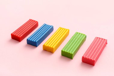 Pembe arka planda renkli plastikler