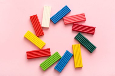 Pembe arka planda renkli plastikten yapılmış çerçeve