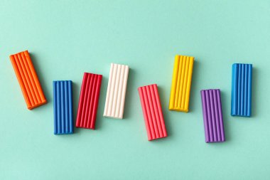 Turkuaz arka planda renkli plastikler