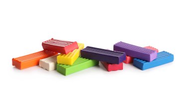 Beyaz arka plan üzerinde renkli hamuru