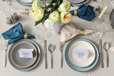 Çiçekler ve mumlarla Nobel ödül günü için şık bir sofra.