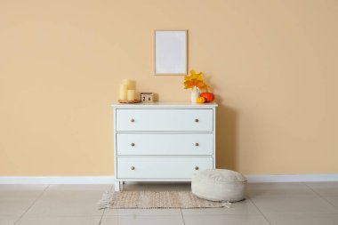 Klozet ve sonbahar yaprakları vazoda