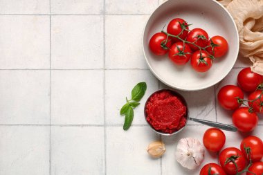 Beyaz fayanslı sarımsak ve fesleğen yapraklı bir kase lezzetli domates ezmesi.