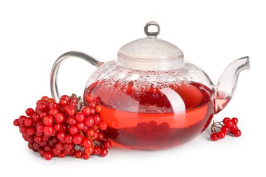 Beyaz arka planda taze böğürtlenli bir bardak sıcak viburnum çayı.