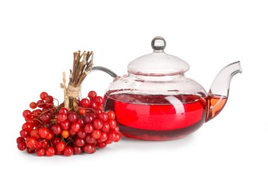 Beyaz arka planda taze böğürtlenli bir bardak sıcak viburnum çayı.