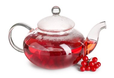 Beyaz arka planda taze böğürtlenli bir bardak sıcak viburnum çayı.