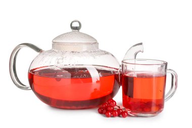 Cam çaydanlık ve bir fincan sıcak viburnum çayı. Beyaz arka planda taze böğürtlen.