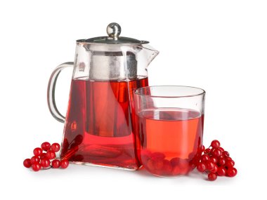 Cam çaydanlık ve bir fincan sıcak viburnum çayı. Beyaz arka planda taze böğürtlen.