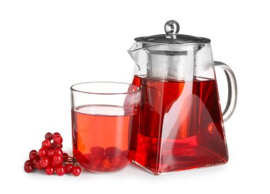 Cam çaydanlık ve bir fincan sıcak viburnum çayı. Beyaz arka planda taze böğürtlen.