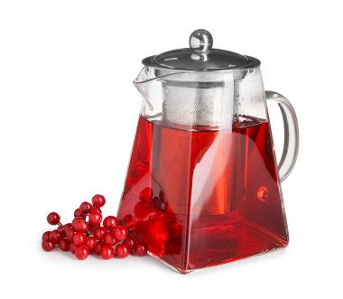 Beyaz arka planda taze böğürtlenli bir bardak sıcak viburnum çayı.