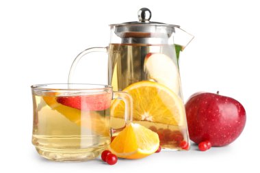 Cam çaydanlık ve fincanda beyaz arka planda izole edilmiş lezzetli meyve çayı, yakın plan.