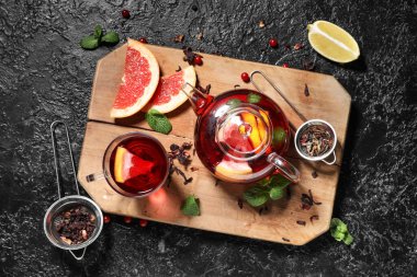 Sıcak meyve çaydanlığı ve siyah grunge arkaplan malzemesi.