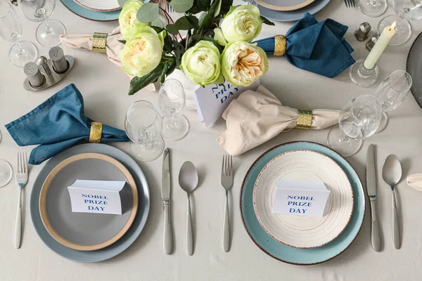 Çiçekler ve mumlarla Nobel ödül günü için şık bir sofra.