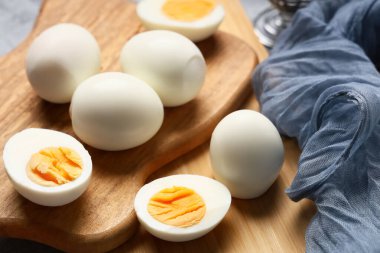 Taze yumurta ve ahşap tahtalar, yakın plan.