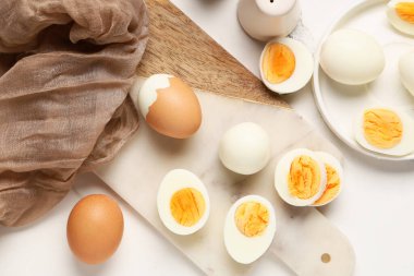 Tabak ve yemek mermer zemin üzerinde taze haşlanmış yumurta.