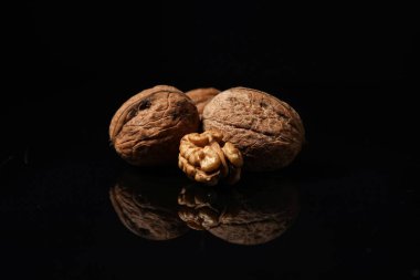 Siyah arka planda lezzetli cevizler.