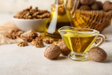 Hafif grunge arka planda yağlı, lezzetli cevizler.