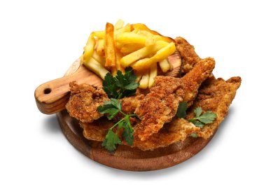 Tahta tahtada kızarmış morina balığı ve beyaz arka planda patates kızartması.