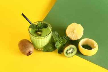 Renkli arka planda naneli ve limonlu taze kivi püresi.