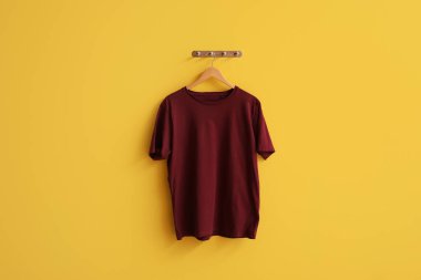 Sarı arka planda asılı şık kırmızı tişört
