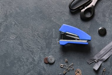 Grunge siyah arka planda farklı malzemelerle elle dikiş makinesi.