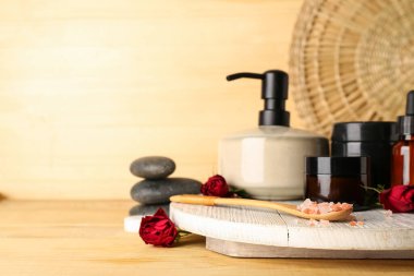 Ahşap arka planda gül çiçekleri olan güzel bir spa kompozisyonu