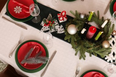 Noel kutlaması için şeker kamışı ve köknar dallarıyla servis edilen şölen masası.