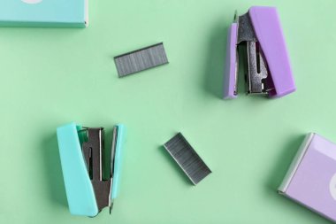 Yeşil arka planda zımbaları olan farklı zımbalar.