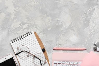 Grunge arka planında bilgisayar klavyesi, not defteri ve gözlük