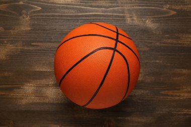 Tahta arka planda basketbol oynamak için top