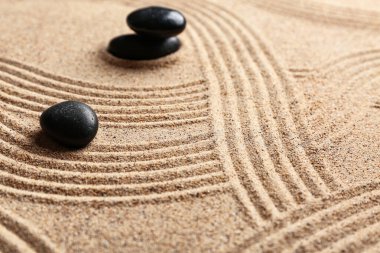 Açık kumsalda siyah spa taşları