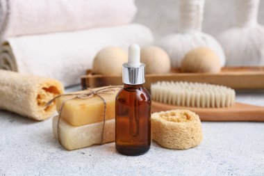 Banyo malzemeleri, lif ve arkaplanda gerekli yağ şişeleriyle güzel bir kompozisyon, yakın plan.