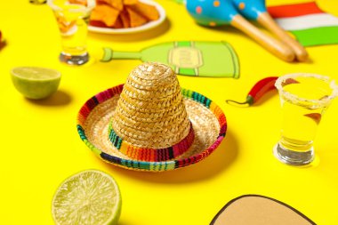 Sarı arka planda tekila ve limonlu Sombrero. Cinco de Mayo