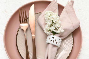 Beyaz arka planda leylak çiçekleri olan güzel bir masa.