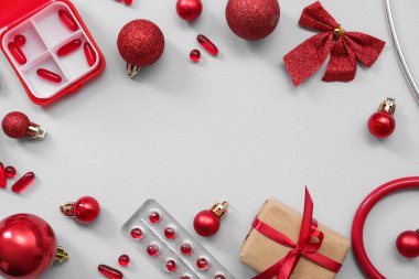 Haplardan yapılmış çerçeve ve gri arka planda Noel süslemeleri