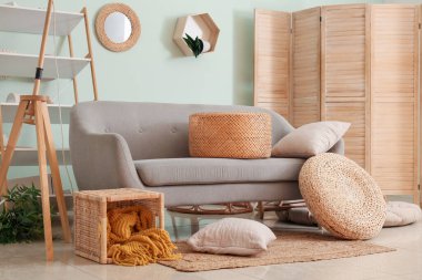 Gri kanepeli dağınık oturma odasının içi ve depremden sonra mobilyaları ters dönmüş.